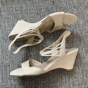 NWOT Impo cream kitten heel